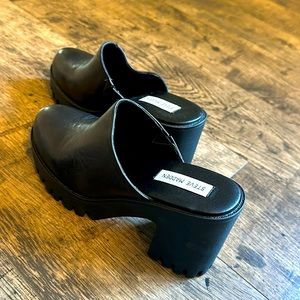 NEW WITHOUT TAGS STEVE MADDEN BLACK CHUNKY MULES